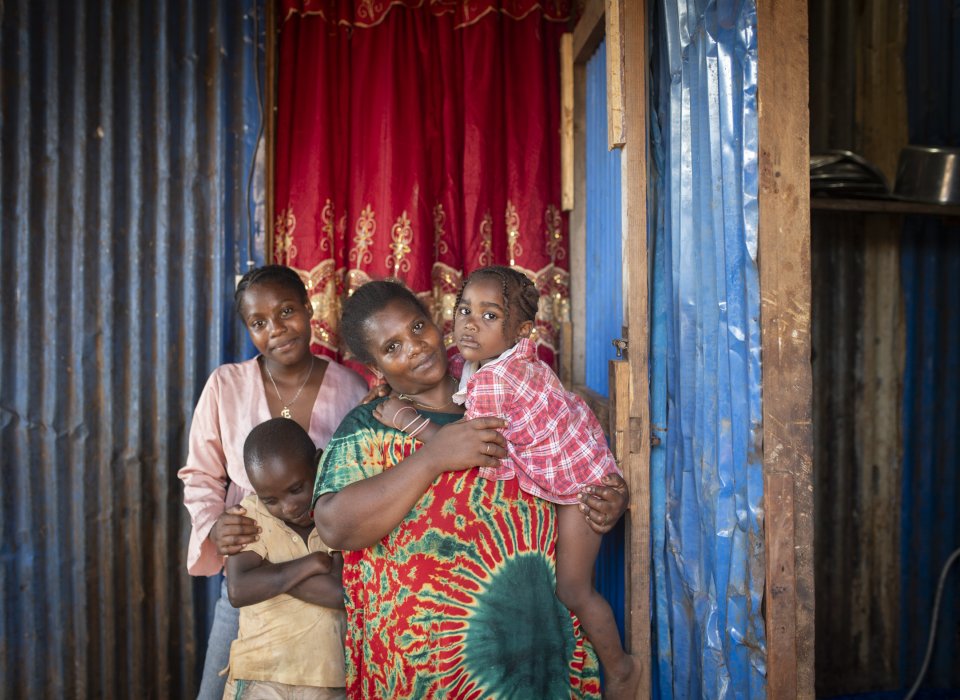 une famille dans son banga à Mayotte