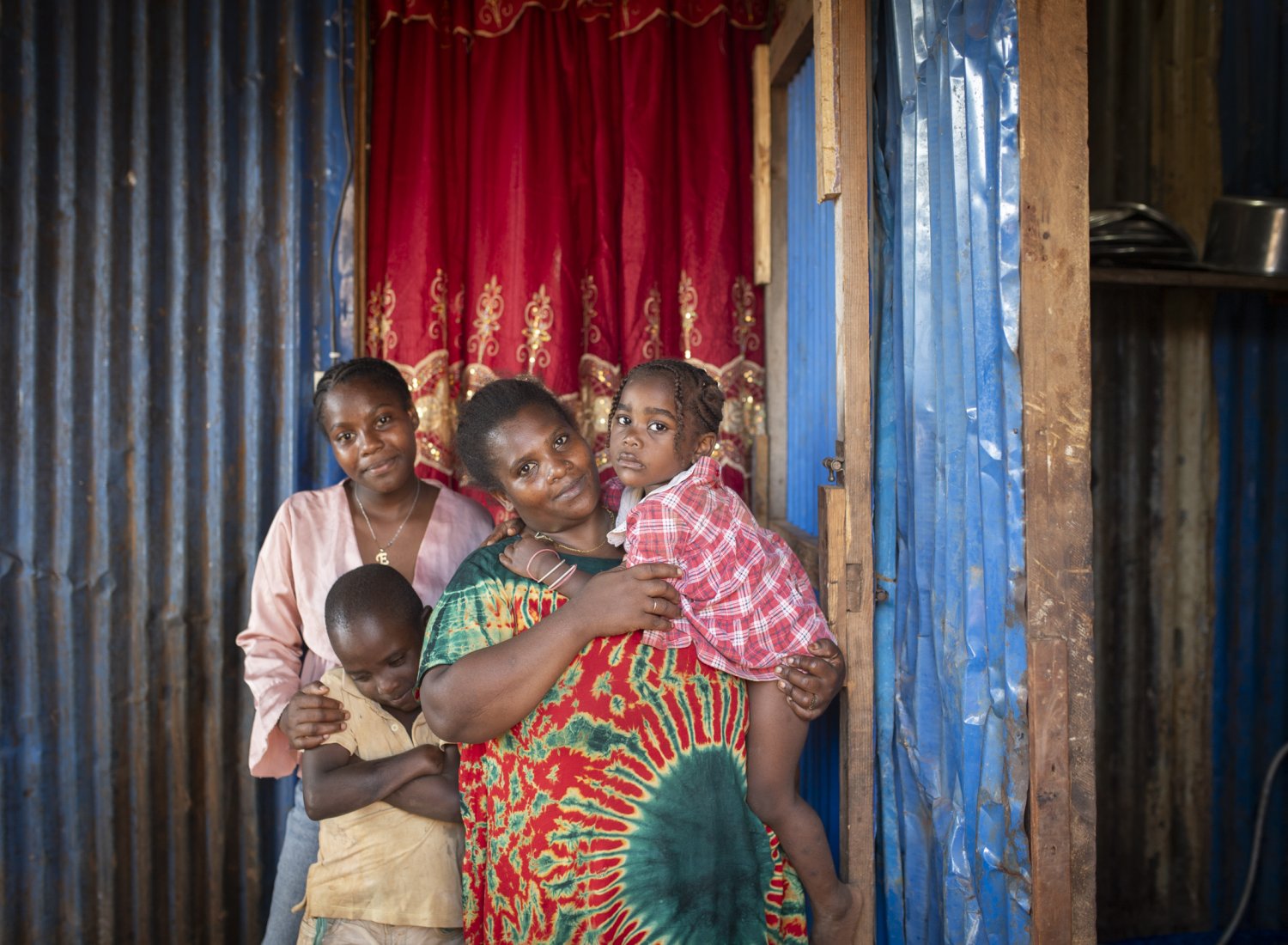 une famille dans son banga à Mayotte